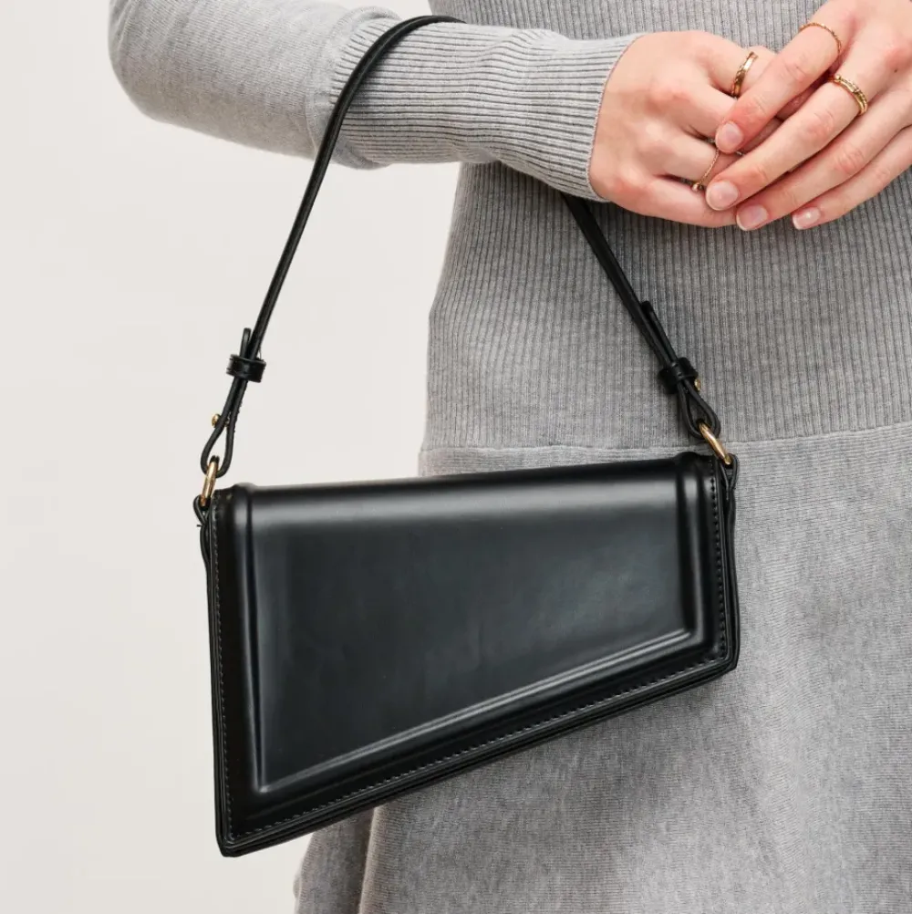 Crossbody^Urban Expressions Sleek Contour Crossbody